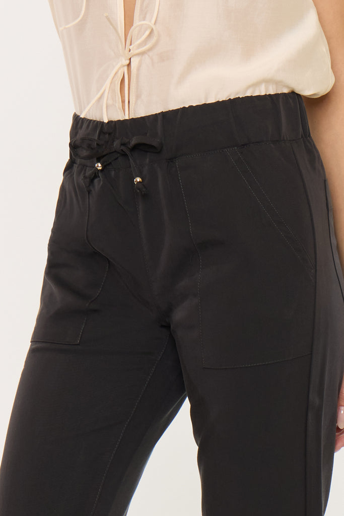 Daryn Mid Rise Cigarette Jogger XL / Black